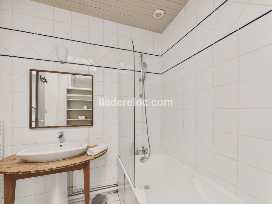 Photo 8 : SALLEDEBAIN d'une maison situ&eacute;e &agrave; Le Bois-Plage-en-R&eacute;, &icirc;le de R&eacute;.