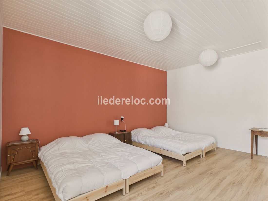 Photo 9 : CHAMBRE d'une maison situ&eacute;e &agrave; Le Bois-Plage-en-R&eacute;, &icirc;le de R&eacute;.