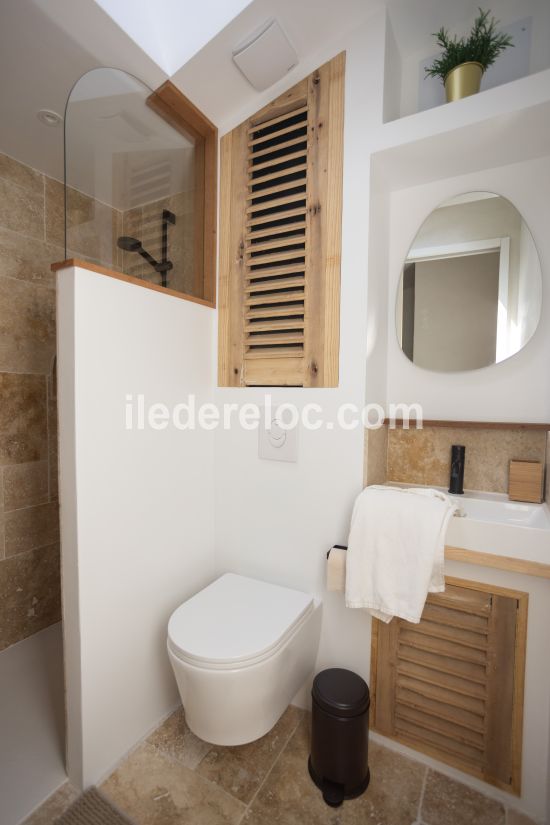 Photo 13 : SALLEDEBAIN d'une maison situ&eacute;e &agrave; Loix, &icirc;le de R&eacute;.