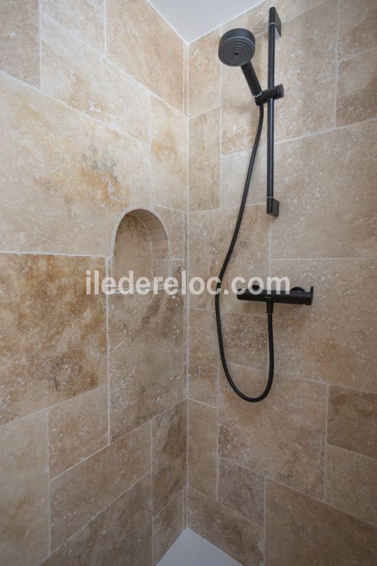 Photo 14 : SALLEDEBAIN d'une maison situ&eacute;e &agrave; Loix, &icirc;le de R&eacute;.