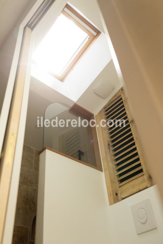 Photo 15 : SALLEDEBAIN d'une maison situ&eacute;e &agrave; Loix, &icirc;le de R&eacute;.