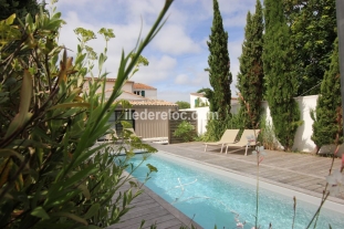 Ile de R&eacute;:Maison detente avec bassin de nage dans le village