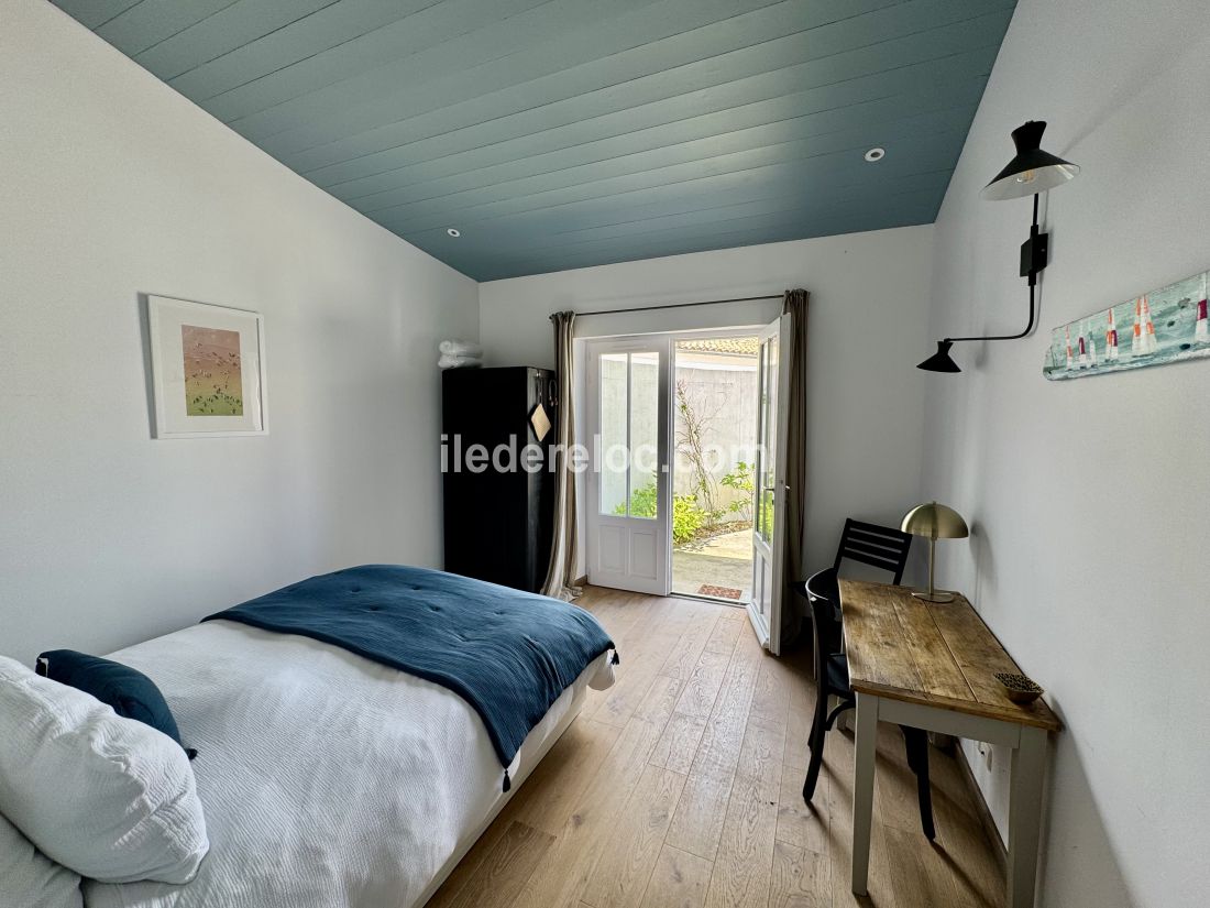 Photo 9 : CHAMBRE d'une maison situ&eacute;e &agrave; Ars en R&eacute;, &icirc;le de R&eacute;.