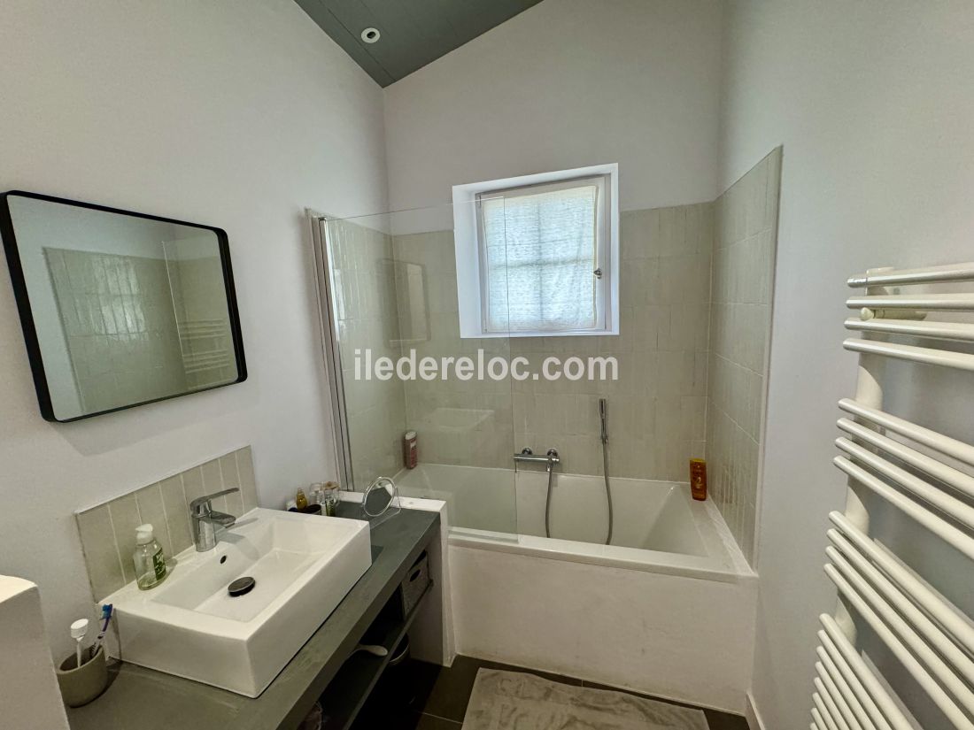 Photo 10 : SALLEDEBAIN d'une maison situ&eacute;e &agrave; Ars en R&eacute;, &icirc;le de R&eacute;.