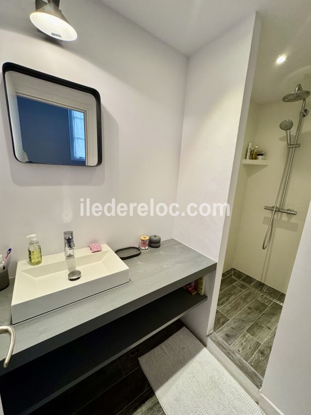 Photo 11 : SALLEDEBAIN d'une maison situ&eacute;e &agrave; Ars en R&eacute;, &icirc;le de R&eacute;.