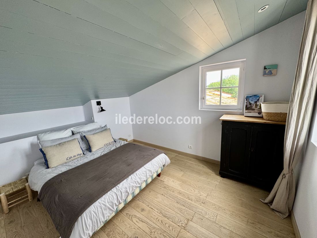 Photo 12 : CHAMBRE d'une maison situ&eacute;e &agrave; Ars en R&eacute;, &icirc;le de R&eacute;.