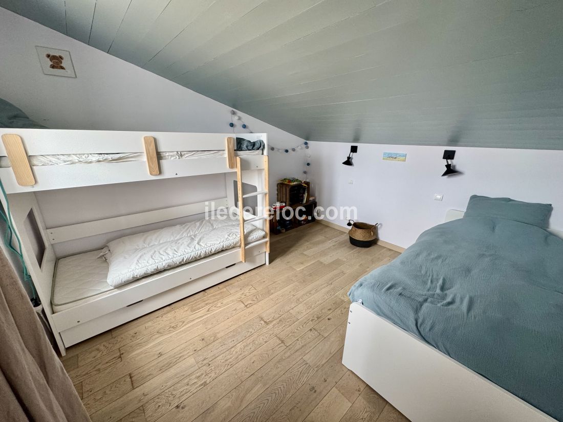 Photo 13 : CHAMBRE d'une maison situ&eacute;e &agrave; Ars en R&eacute;, &icirc;le de R&eacute;.