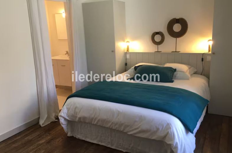 Photo 5 : CHAMBRE d'une maison situ&eacute;e &agrave; La Flotte-en-R&eacute;, &icirc;le de R&eacute;.