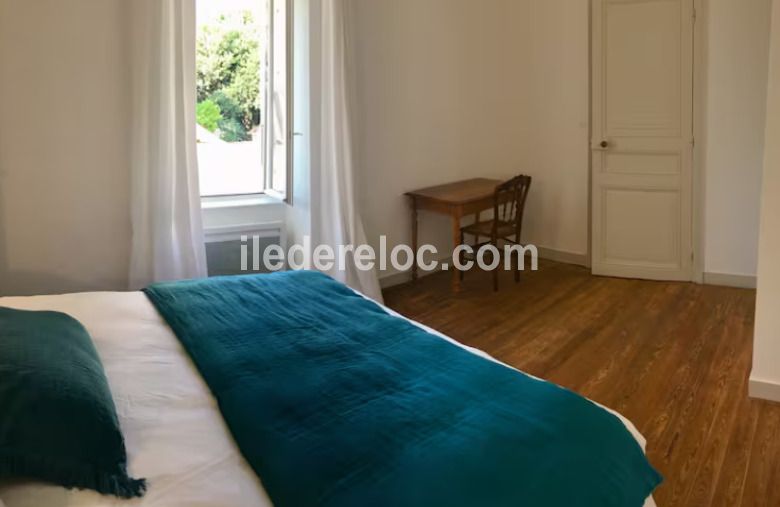 Photo 4 : CHAMBRE d'une maison situ&eacute;e &agrave; La Flotte-en-R&eacute;, &icirc;le de R&eacute;.