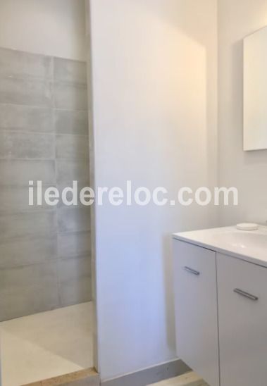 Photo 6 : SALLEDEBAIN d'une maison situ&eacute;e &agrave; La Flotte-en-R&eacute;, &icirc;le de R&eacute;.