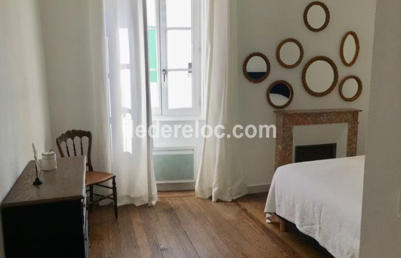 Photo 8 : CHAMBRE d'une maison situ&eacute;e &agrave; La Flotte-en-R&eacute;, &icirc;le de R&eacute;.