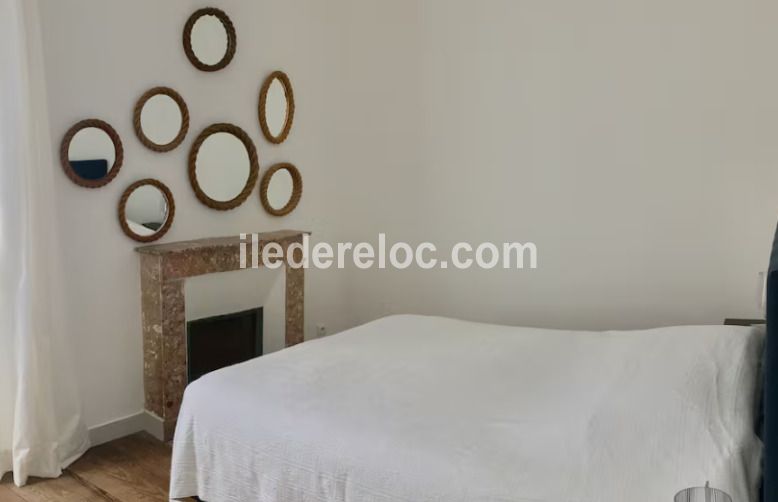 Photo 9 : CHAMBRE d'une maison situ&eacute;e &agrave; La Flotte-en-R&eacute;, &icirc;le de R&eacute;.