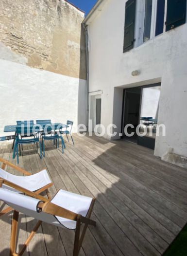 Photo 11 : TERRASSE d'une maison situ&eacute;e &agrave; La Flotte-en-R&eacute;, &icirc;le de R&eacute;.