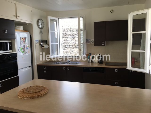 Photo 4 : CUISINE d'une maison situ&eacute;e &agrave; La Couarde-sur-mer, &icirc;le de R&eacute;.