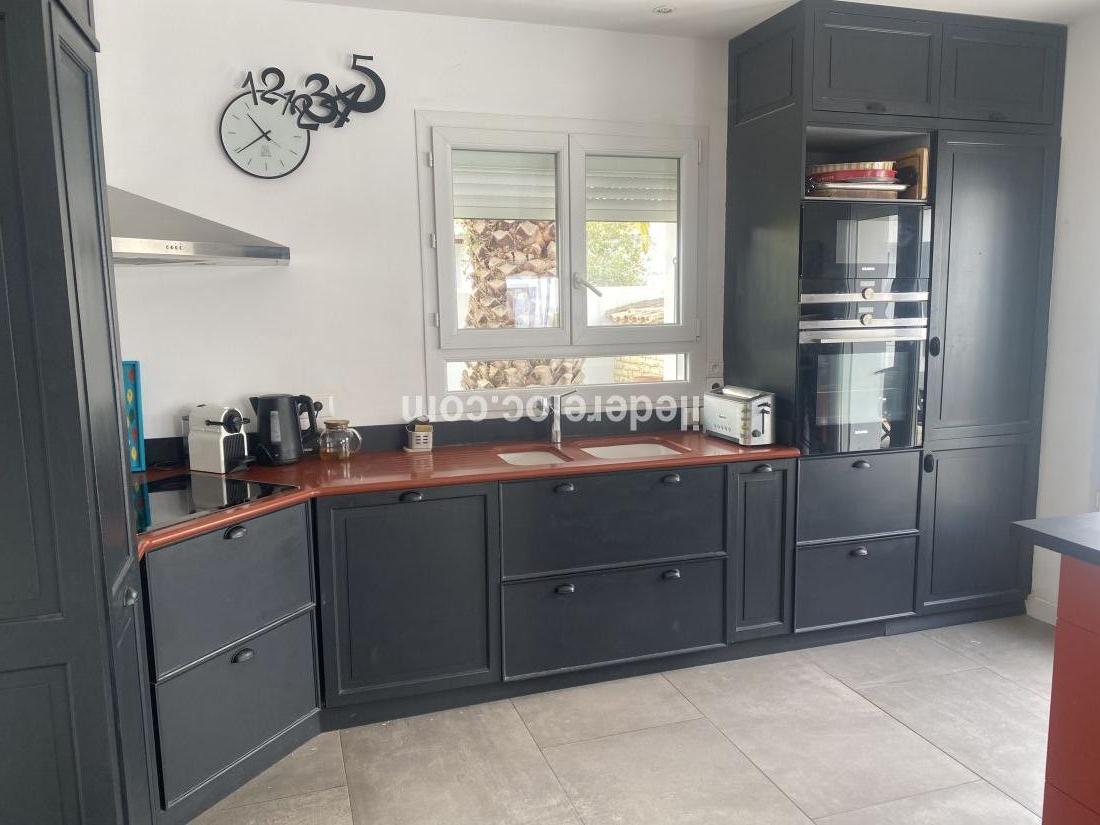 Photo 5 : CUISINE d'une maison situ&eacute;e &agrave; Rivedoux-Plage, &icirc;le de R&eacute;.