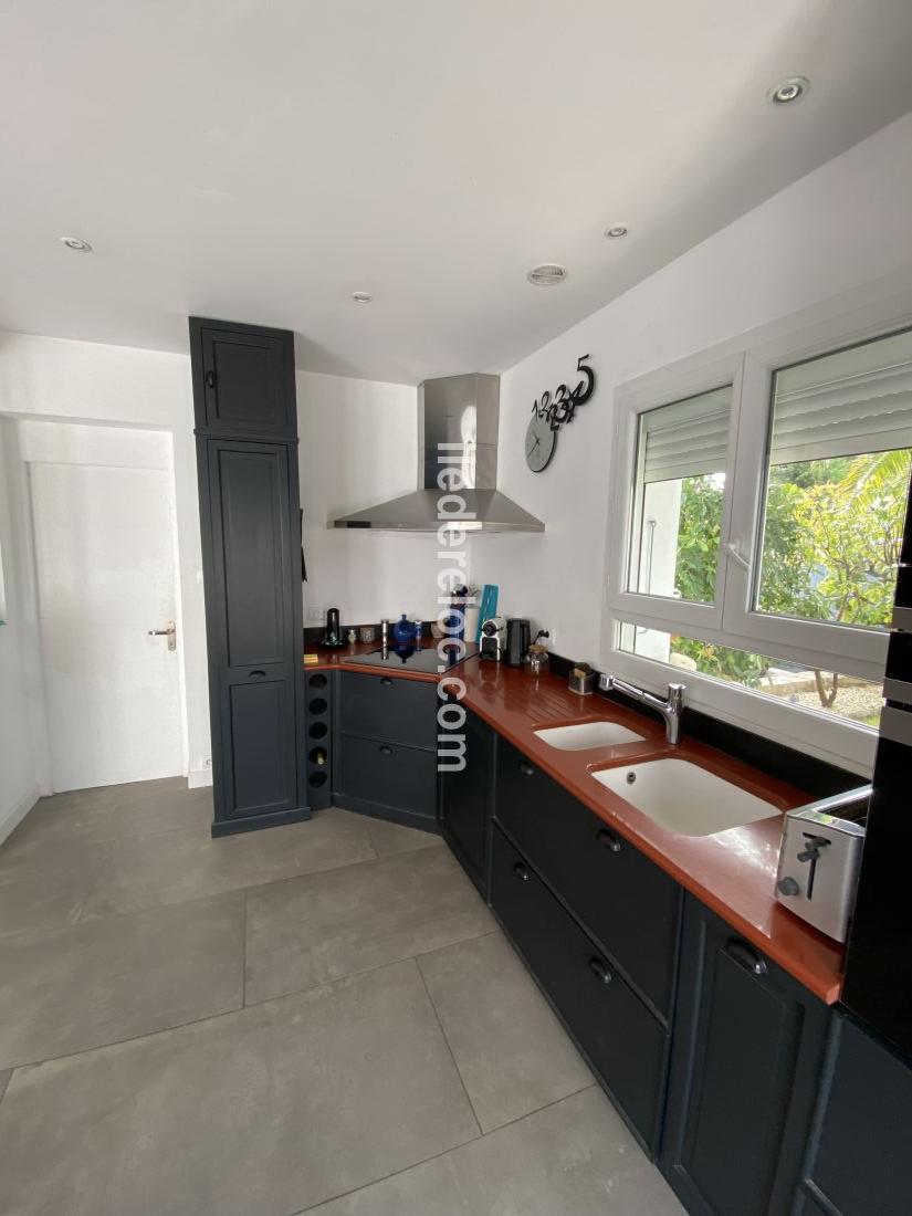 Photo 6 : CUISINE d'une maison situ&eacute;e &agrave; Rivedoux-Plage, &icirc;le de R&eacute;.