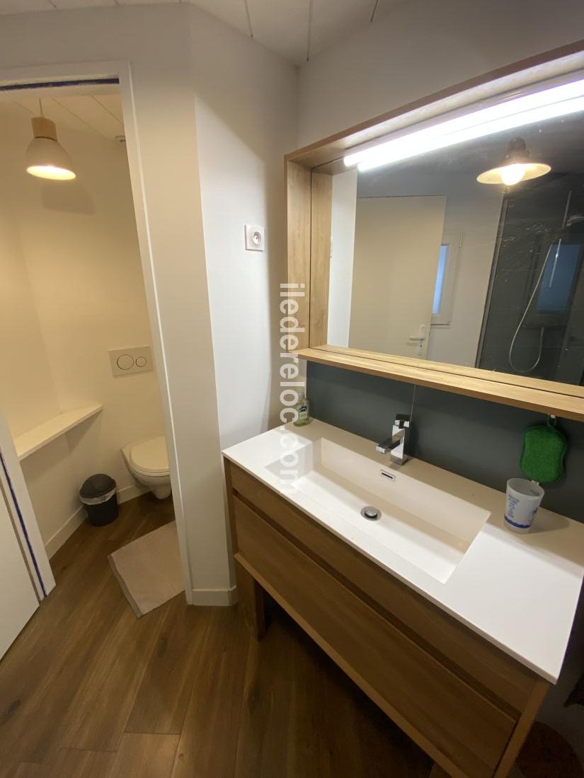 Photo 23 : SALLEDEBAIN d'une maison situ&eacute;e &agrave; Rivedoux-Plage, &icirc;le de R&eacute;.