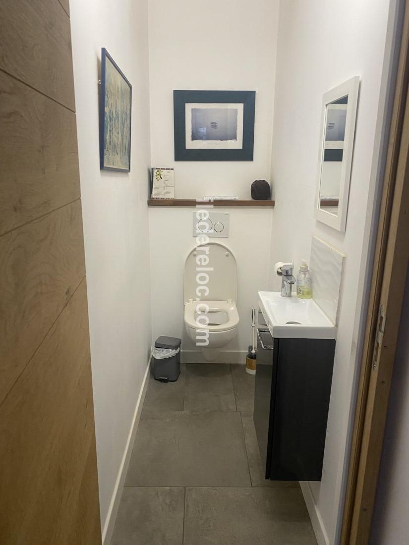 Photo 26 : WC d'une maison situ&eacute;e &agrave; Rivedoux-Plage, &icirc;le de R&eacute;.