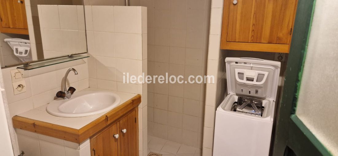 Photo 11 : SALLEDEBAIN d'une maison situ&eacute;e &agrave; Les Portes-en-R&eacute;, &icirc;le de R&eacute;.