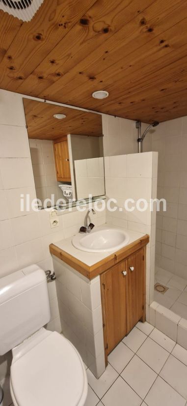 Photo 12 : SALLEDEBAIN d'une maison situ&eacute;e &agrave; Les Portes-en-R&eacute;, &icirc;le de R&eacute;.