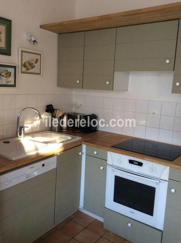Photo 11 : CUISINE d'une maison situ&eacute;e &agrave; Les Portes-en-R&eacute;, &icirc;le de R&eacute;.