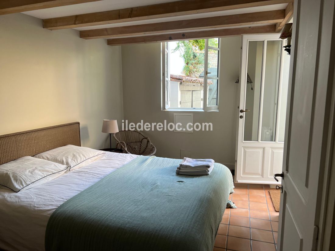 Photo 13 : CHAMBRE d'une maison situ&eacute;e &agrave; Les Portes-en-R&eacute;, &icirc;le de R&eacute;.