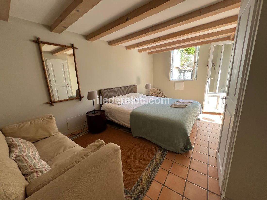 Photo 12 : CHAMBRE d'une maison situ&eacute;e &agrave; Les Portes-en-R&eacute;, &icirc;le de R&eacute;.