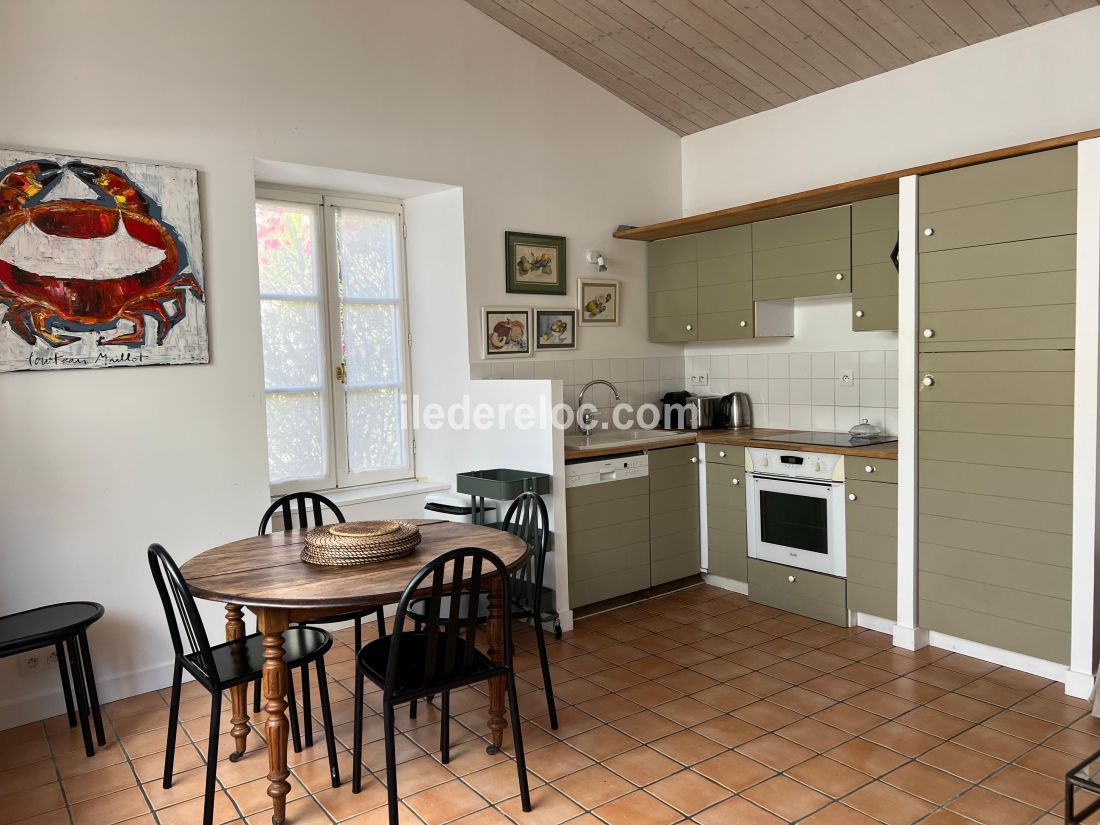 Photo 8 : CUISINE d'une maison situ&eacute;e &agrave; Les Portes-en-R&eacute;, &icirc;le de R&eacute;.