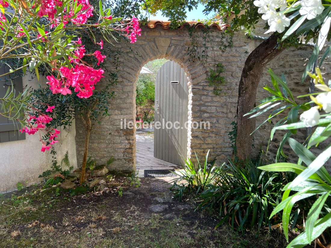 Photo 18 : EXTERIEUR d'une maison situ&eacute;e &agrave; Les Portes-en-R&eacute;, &icirc;le de R&eacute;.