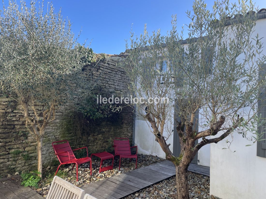 Photo 4 : EXTERIEUR d'une maison situ&eacute;e &agrave; Les Portes-en-R&eacute;, &icirc;le de R&eacute;.