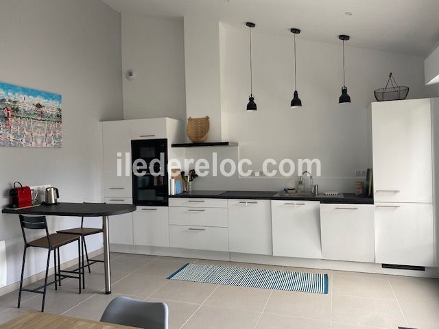 Photo 8 : CUISINE d'une maison situ&eacute;e &agrave; Saint-Martin-de-R&eacute;, &icirc;le de R&eacute;.