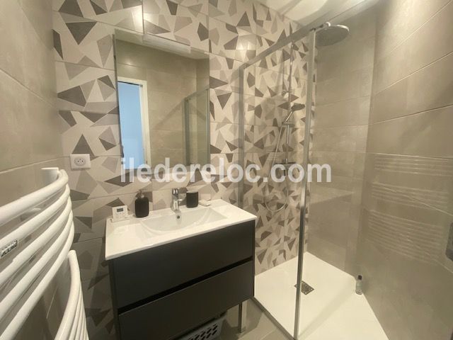 Photo 4 : SALLEDEBAIN d'une maison situ&eacute;e &agrave; Saint-Martin-de-R&eacute;, &icirc;le de R&eacute;.