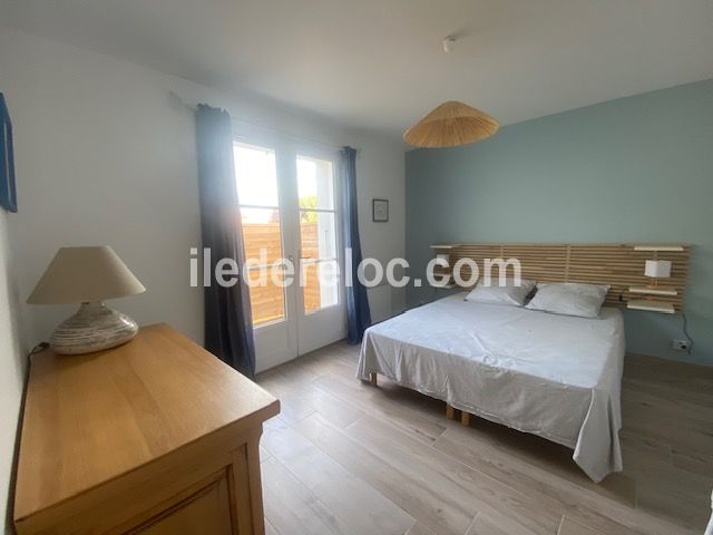 Photo 6 : CHAMBRE d'une maison situ&eacute;e &agrave; Saint-Martin-de-R&eacute;, &icirc;le de R&eacute;.