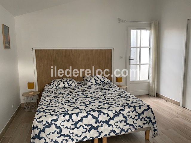 Photo 10 : CHAMBRE d'une maison situ&eacute;e &agrave; Saint-Martin-de-R&eacute;, &icirc;le de R&eacute;.
