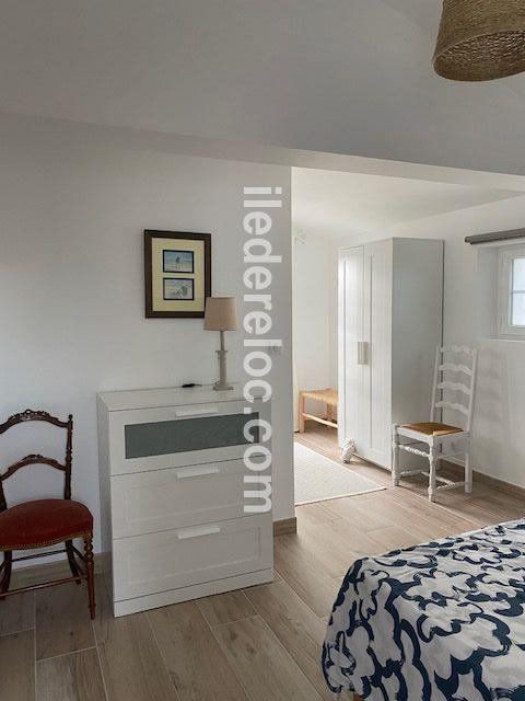 Photo 9 : CHAMBRE d'une maison situ&eacute;e &agrave; Saint-Martin-de-R&eacute;, &icirc;le de R&eacute;.