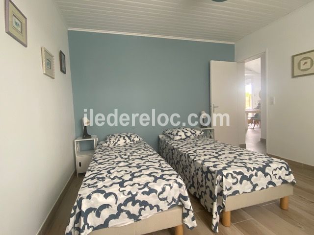 Photo 14 : CHAMBRE d'une maison situ&eacute;e &agrave; Saint-Martin-de-R&eacute;, &icirc;le de R&eacute;.