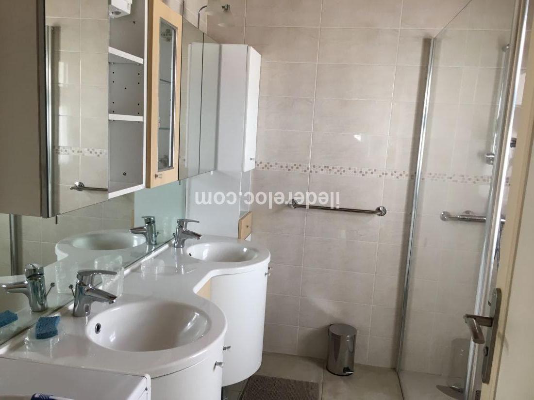 Photo 18 : SALLEDEBAIN d'une maison situ&eacute;e &agrave; La Flotte-en-R&eacute;, &icirc;le de R&eacute;.