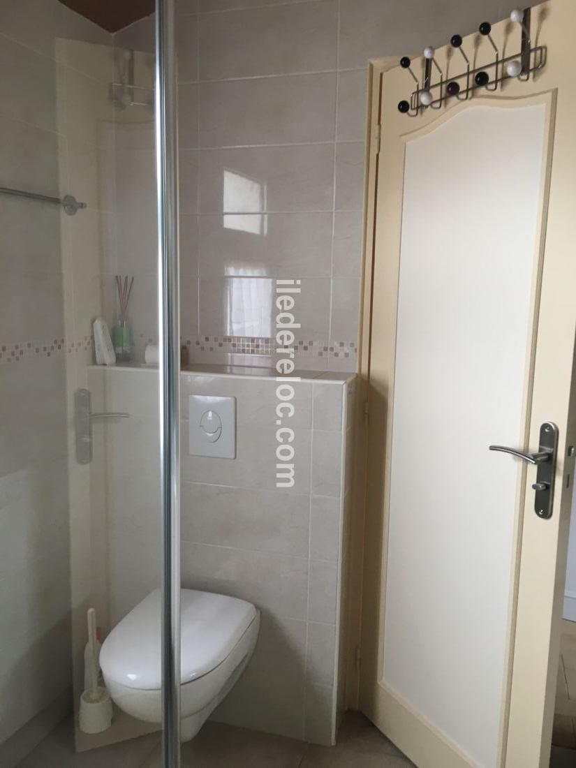 Photo 19 : SALLEDEBAIN d'une maison situ&eacute;e &agrave; La Flotte-en-R&eacute;, &icirc;le de R&eacute;.