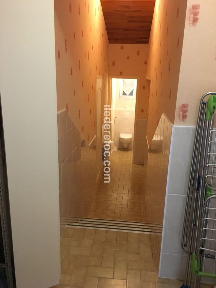 Photo 20 : WC d'une maison situ&eacute;e &agrave; La Flotte-en-R&eacute;, &icirc;le de R&eacute;.