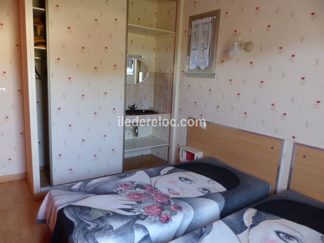 Photo 15 : CHAMBRE d'une maison situ&eacute;e &agrave; La Flotte-en-R&eacute;, &icirc;le de R&eacute;.