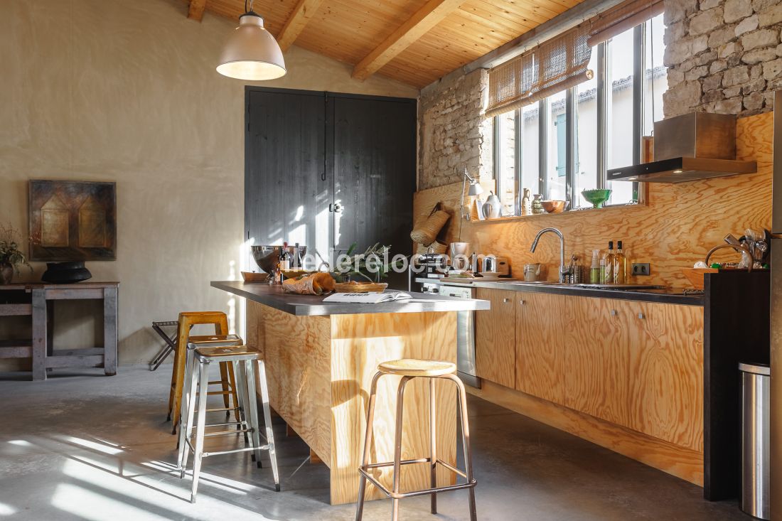 Photo 16 : CUISINE d'une maison situ&eacute;e &agrave; Le Bois-Plage-en-R&eacute;, &icirc;le de R&eacute;.