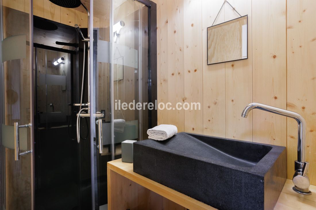 Photo 24 : SALLEDEBAIN d'une maison situ&eacute;e &agrave; Le Bois-Plage-en-R&eacute;, &icirc;le de R&eacute;.