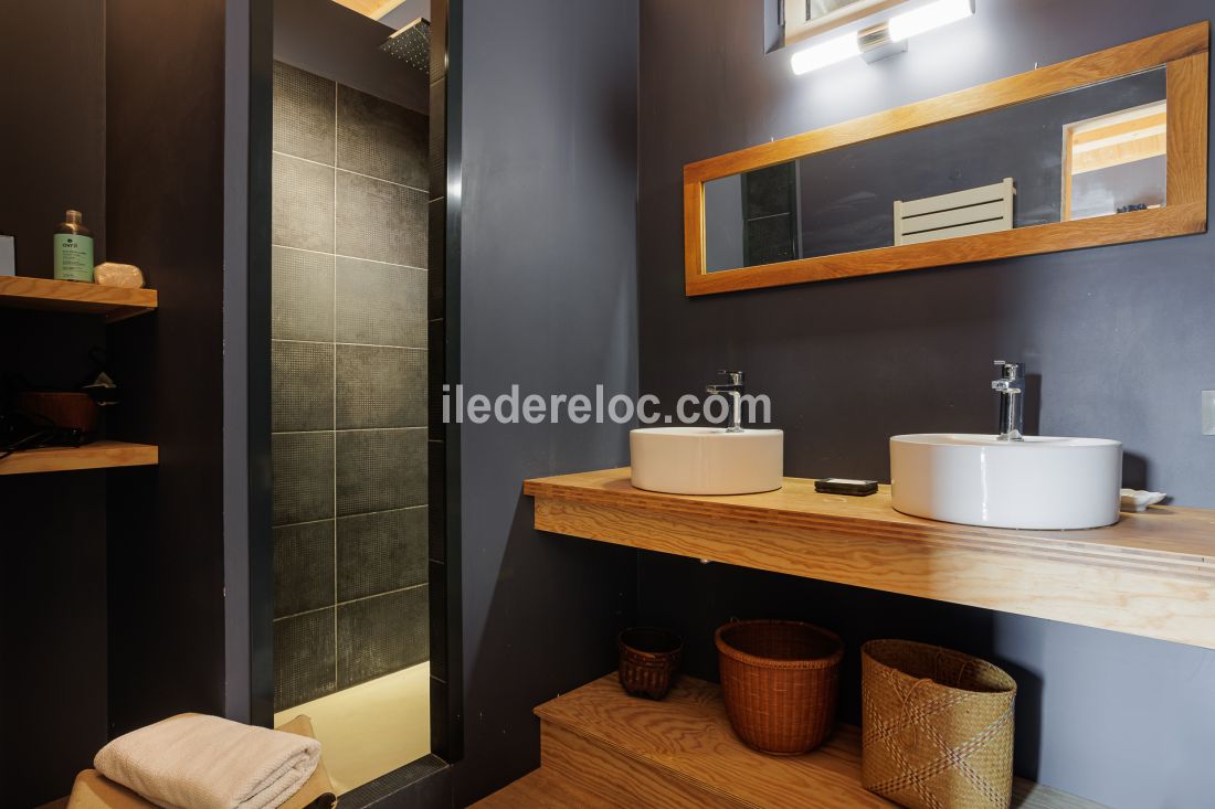 Photo 26 : SALLEDEBAIN d'une maison situ&eacute;e &agrave; Le Bois-Plage-en-R&eacute;, &icirc;le de R&eacute;.