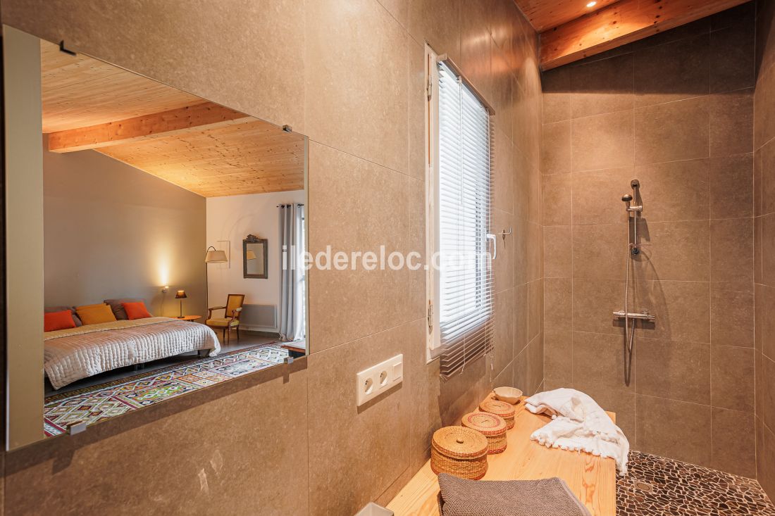 Photo 30 : SALLEDEBAIN d'une maison situ&eacute;e &agrave; Le Bois-Plage-en-R&eacute;, &icirc;le de R&eacute;.