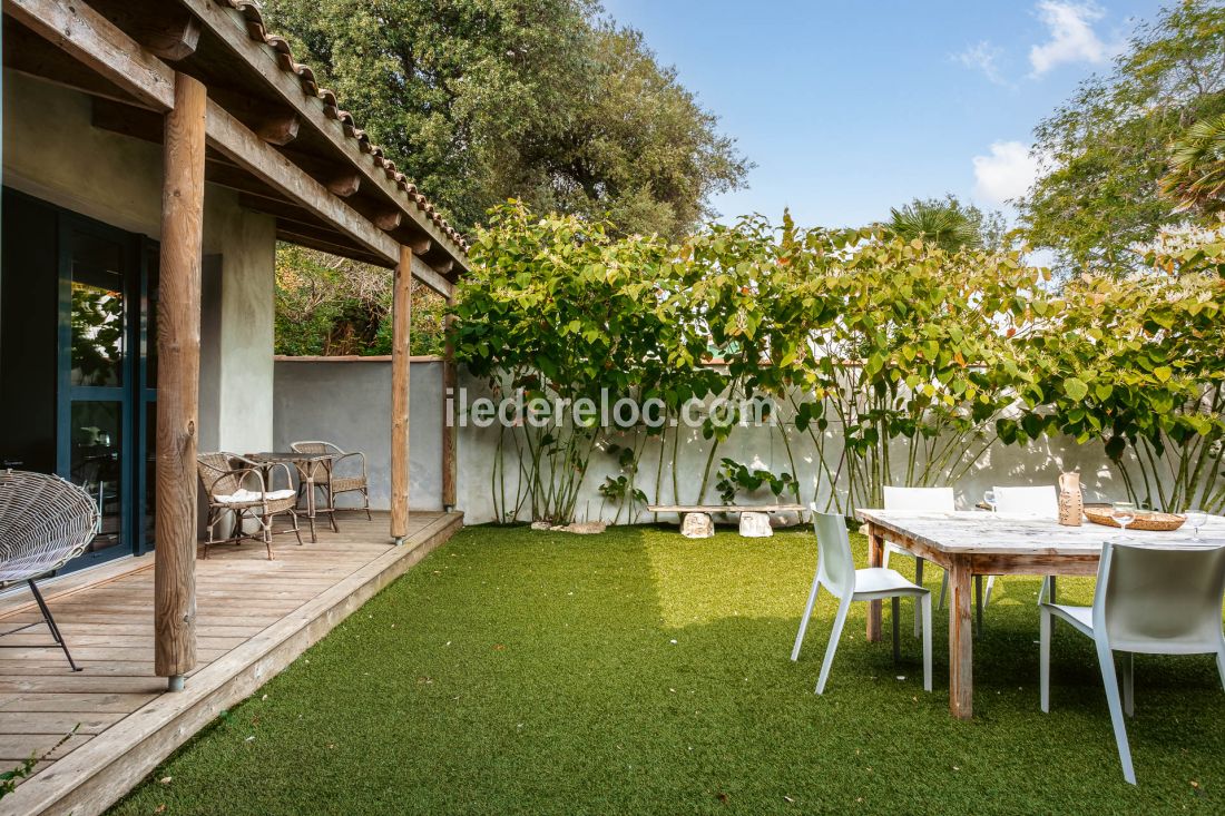 Photo 5 : JARDIN d'une maison situ&eacute;e &agrave; Le Bois-Plage-en-R&eacute;, &icirc;le de R&eacute;.