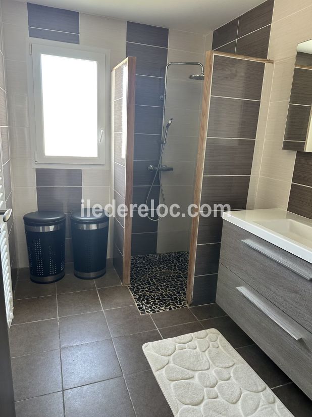 Photo 7 : SALLEDEBAIN d'une maison situ&eacute;e &agrave; Loix, &icirc;le de R&eacute;.