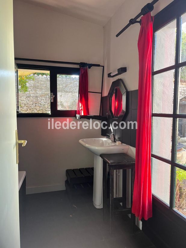 Photo 7 : SALLEDEBAIN d'une maison situ&eacute;e &agrave; La Couarde-sur-mer, &icirc;le de R&eacute;.