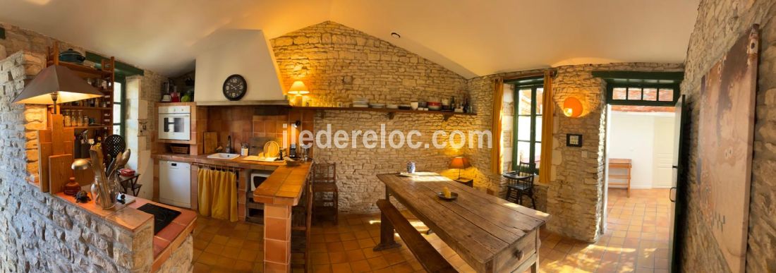 Photo 6 : CUISINE d'une maison situ&eacute;e &agrave; La Couarde-sur-mer, &icirc;le de R&eacute;.
