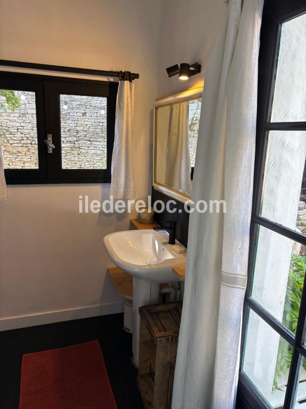 Photo 7 : SALLEDEBAIN d'une maison situ&eacute;e &agrave; La Couarde-sur-mer, &icirc;le de R&eacute;.