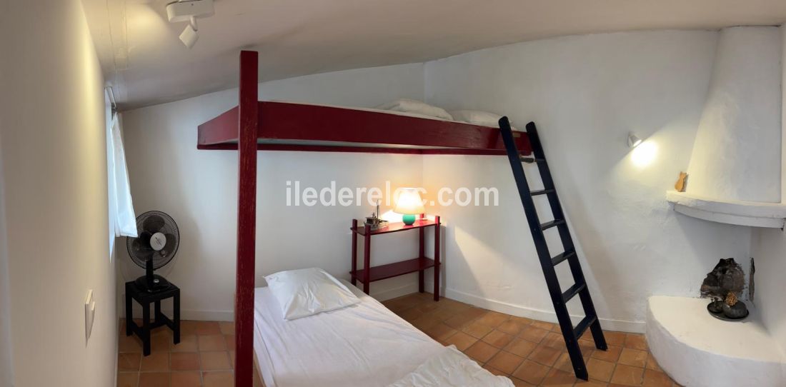 Photo 9 : CHAMBRE d'une maison situ&eacute;e &agrave; La Couarde-sur-mer, &icirc;le de R&eacute;.